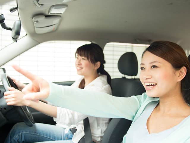 女性と車